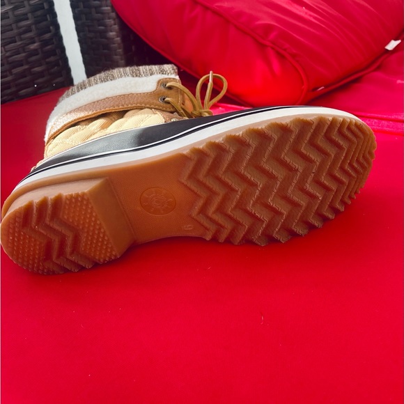 Super cute Winter boots, less than a year old, worn once. Perfect condition. - Picture 4 of 6